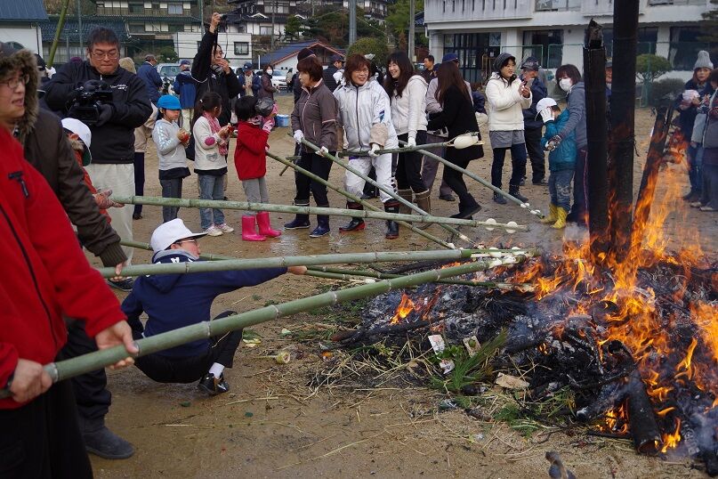 竹で餅焼き